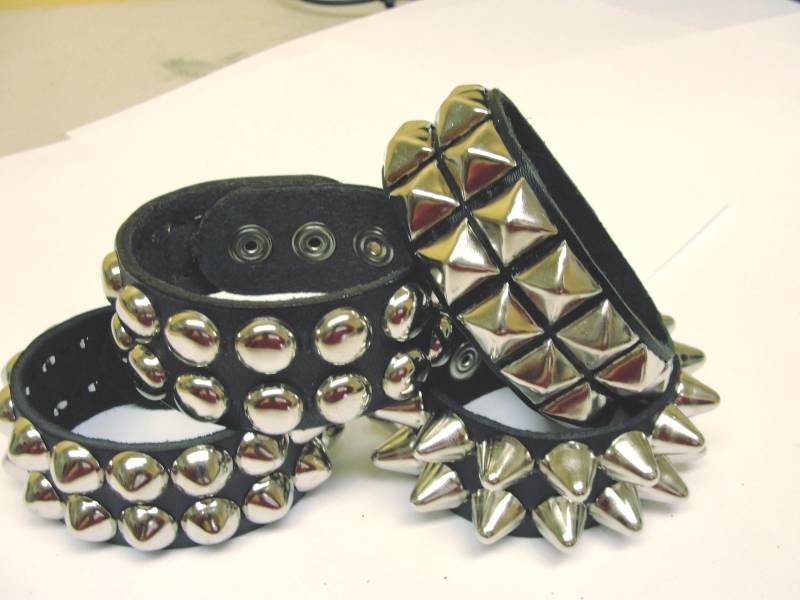 Vegan Freundliches Material 1-1/4 "32 Mm Breit Nieten Armband Mit Zwei Reihen 1/2" Made in Usa Black Rock Star Rocker Punk von SpikesAndLeatherUSA