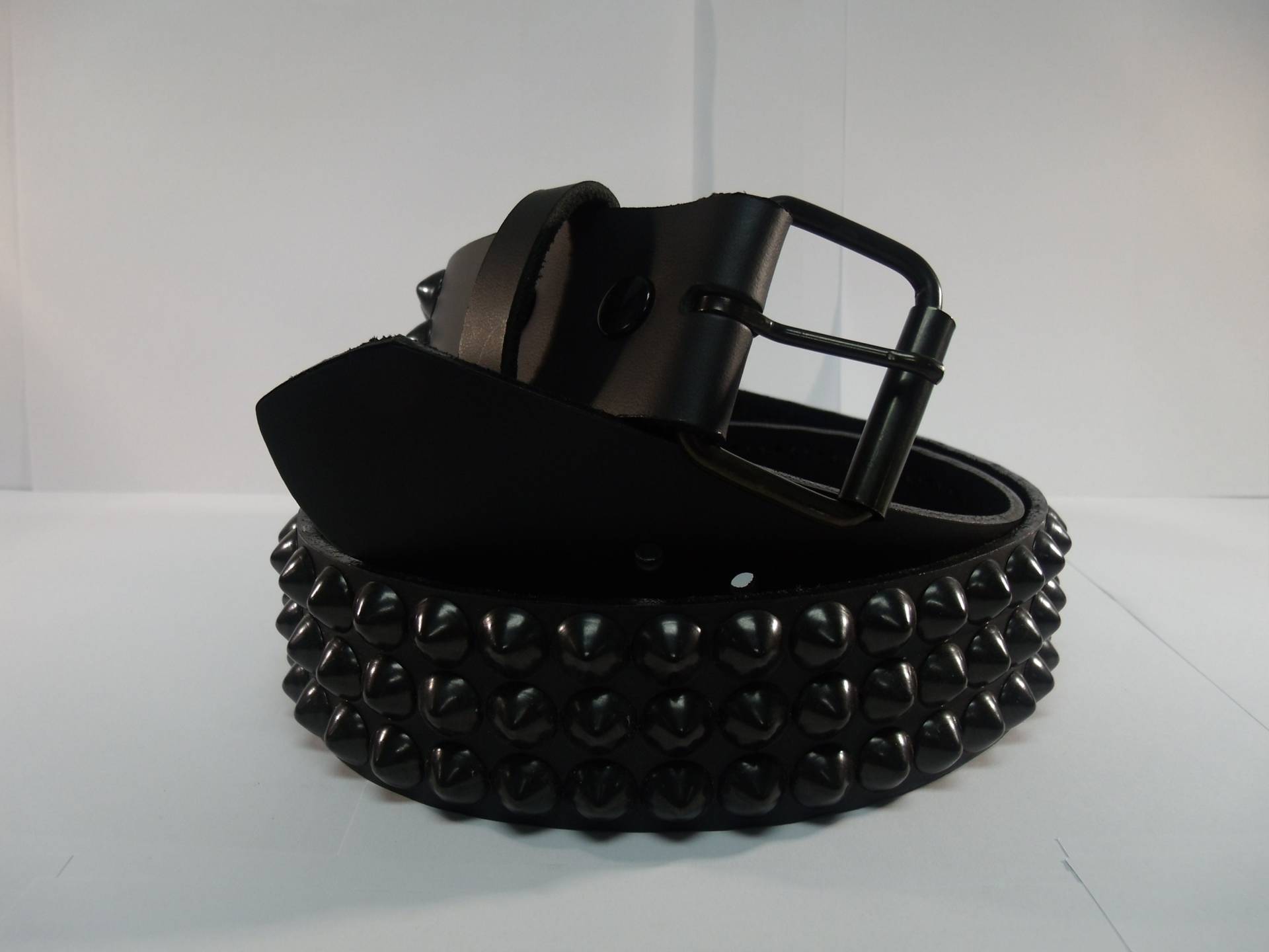 Vegan Freundliches Material 1-3/4"(45 Mm Gürtel Mit 3 Reihen 1/2"(13 Us/77 Cone Conical Studs Schwarz/Matte Nieten Spiked Made in U.s.a. Nyc von SpikesAndLeatherUSA
