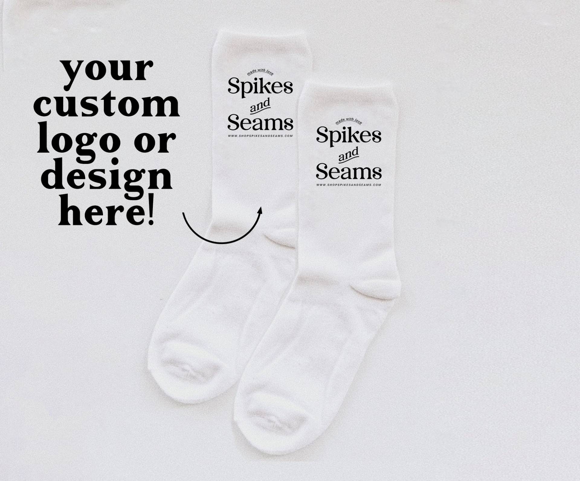 Socken Mit Individuellem Logo, Design. Logo-Design, Individuelle Socken, Wadensocken, Weiße Sportsocken, in Ihrem Design, Damen, Herren von SpikesandSeamsBiz