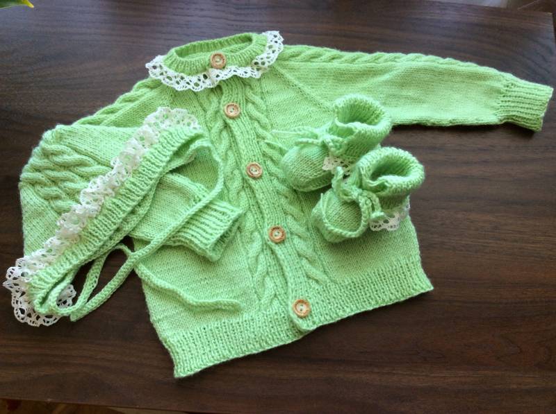 Baby-Kleidung-Set, Gestrickte Babypullover Apfel Grün Mit Weißen Spitzen-Set Für Strickjacke Hut Und Stiefel, Wolle Baby Gemütlich Set, Geschenk von Spillija