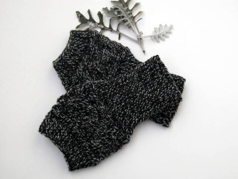 Fingerlose Handschuhe Schwarz/Weiss Melange - Kabel Gestrickte Pulswärmer Sms-Handschuhe Elegante Winter-Handschuhe Boho Frau Armlinge Fingerlose Handschuhe Schwarz/Weiss Melange - Kabel Gestrickte Pulswärmer Sms-Handschuhe Elegante Winter-Handschuhe Boho Frau Armlinge von Spillija