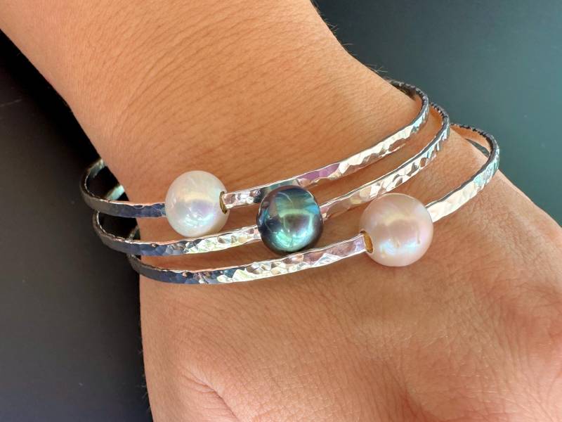 Gehämmerter Armreif Mit Einer Süßwasserperle/14K Gold Filled Oder Sterling Silber Pfauenblau, Weiß Pink Gehämmerter Armreif Mit Einer Süßwasserperle/14K Gold Filled Oder Sterling Silber Pfauenblau, Weiß Pink von SpindriftHawaii