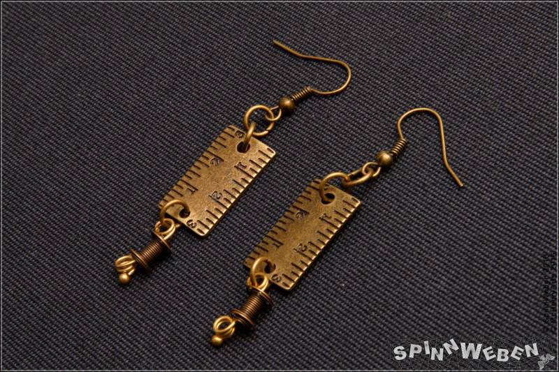 Lineal-Stück Ohrhänger - Steampunk, Neo-Victorian, Handmade, Anhänger, Bronzeton, Filigran, Messing-Spulen, Messing, Metall Lineal-Stück Ohrhänger - Steampunk, Neo-Victorian, Handmade, Anhänger, Bronzeton, Filigran, Messing-Spulen, Messing, Metall von SpinnWeben