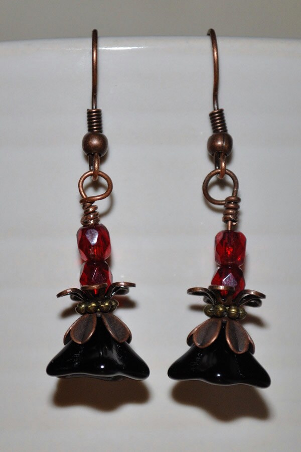 Nachtschwarze Glasblüten Ohrhänger - Ohrringe, Naturliebhaber, Handmade, Czech Glass, Rot, Schwarz, Blütenblätter, Kupfer von SpinnWeben