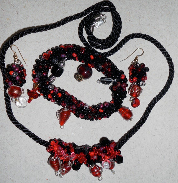 Perlen Ohrringe, Halskette Und Armband Schwarz Rot Bauwinkel Perlen Ohrringe, Halskette Und Armband Schwarz Rot Bauwinkel von SpinningBunny