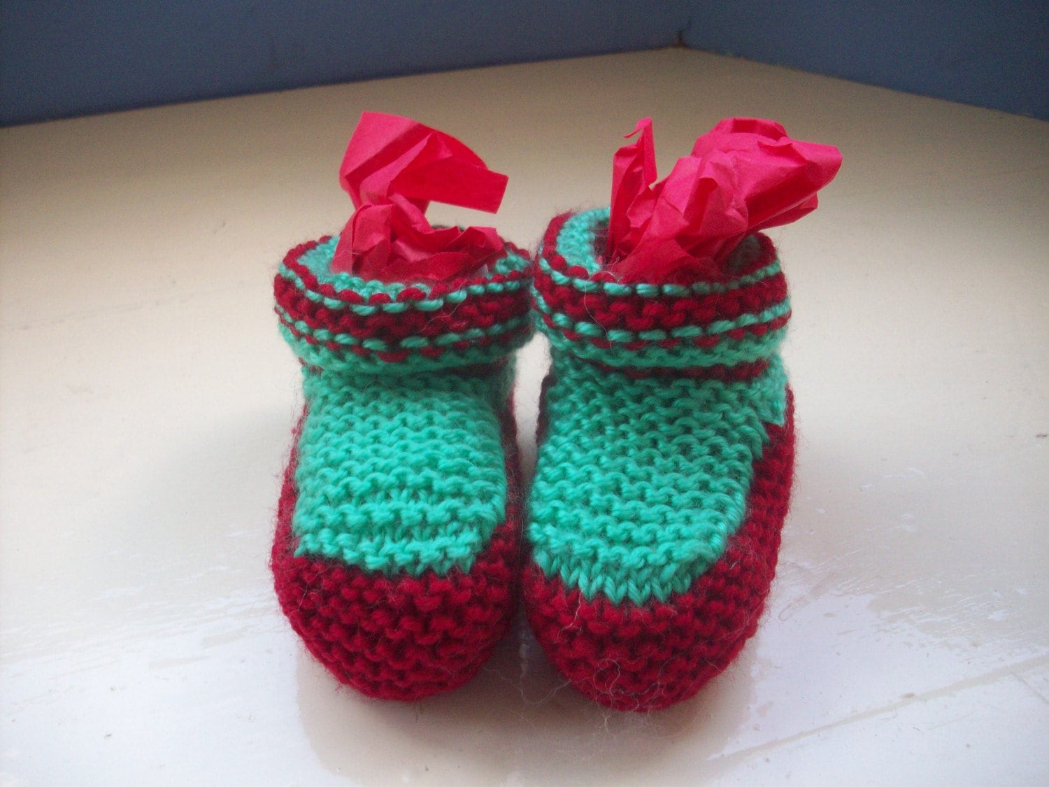 Baby Booties Handgestrickt Weihnachten Rot Grün Spass Von Spinningstreak von SpinningStreak