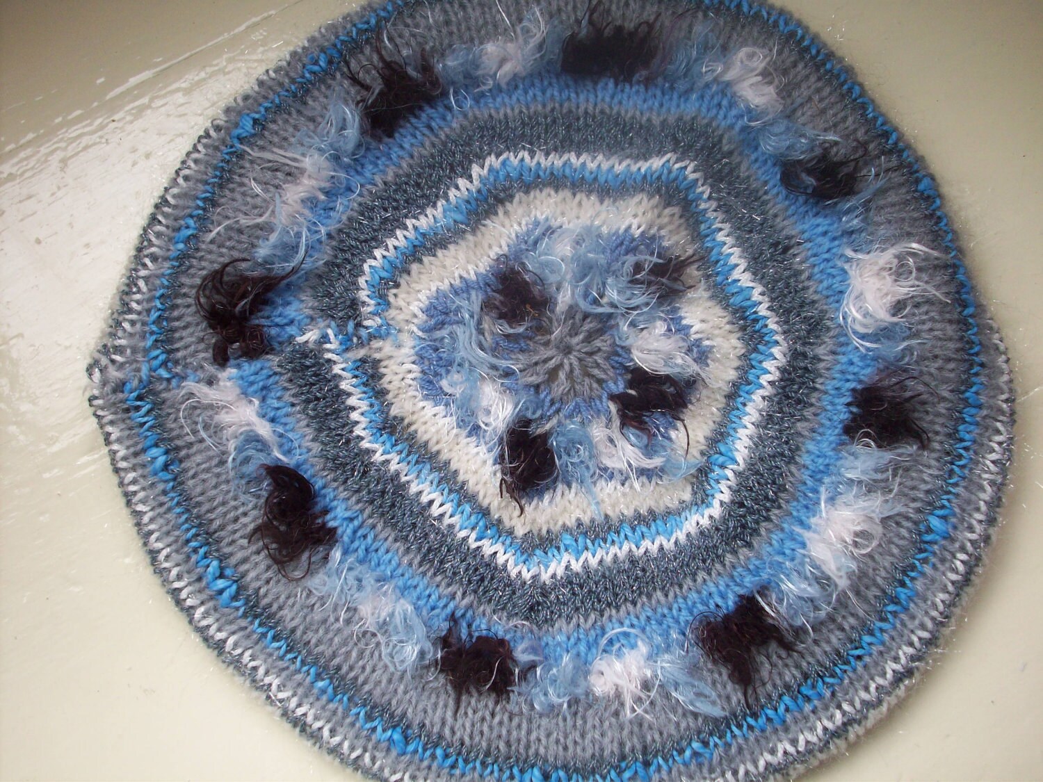 Diese Witzige Baskenmütze Ist Handgestrickt in Himmelblau Und Grautönen von SpinningStreak