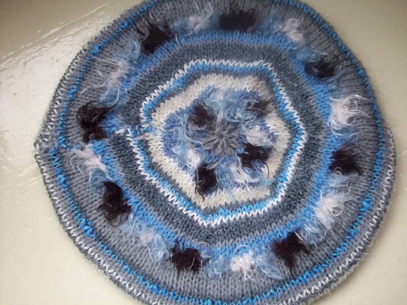 Diese Witzige Baskenmütze Ist Handgestrickt in Himmelblau Und Grautönen Diese Witzige Baskenmütze Ist Handgestrickt in Himmelblau Und Grautönen von SpinningStreak