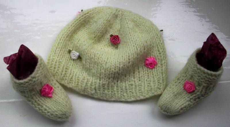 Handgestrickte Baby Mütze Und Schühchen Aus Vogelbeerwolle, Apfelgrün Mit Rosa Rosen Handgestrickte Baby Mütze Und Schühchen Aus Vogelbeerwolle, Apfelgrün Mit Rosa Rosen von SpinningStreak