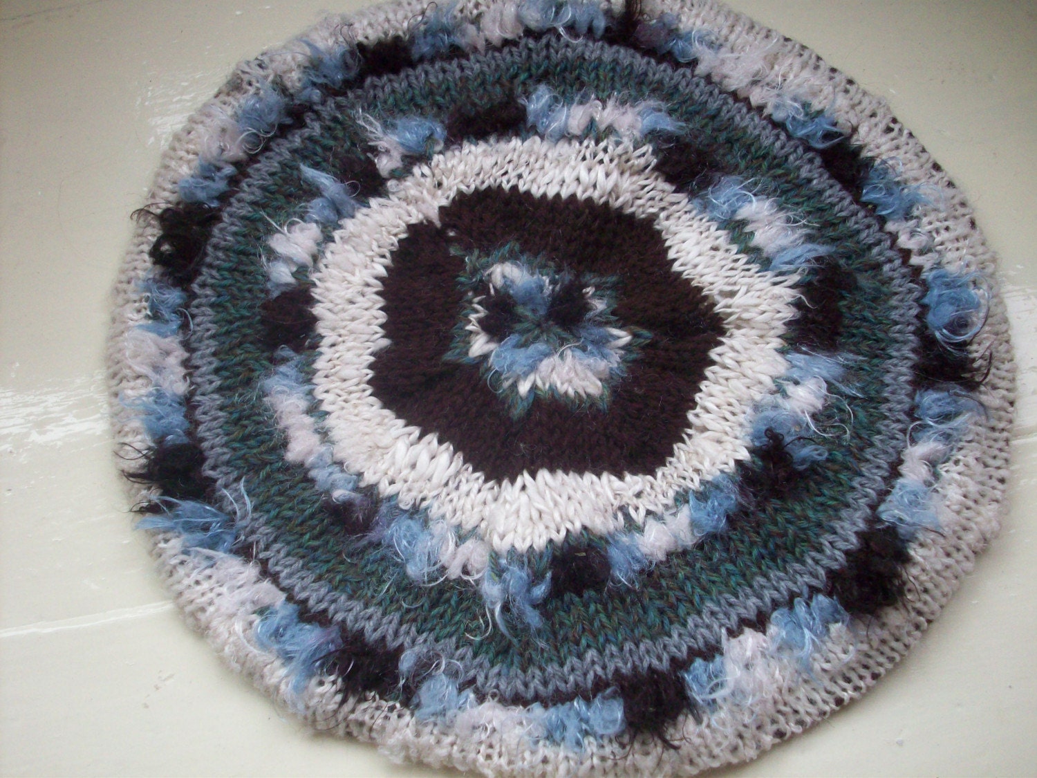 Handgestrickte Baskenmütze in Schokocreme Und Petrol von SpinningStreak