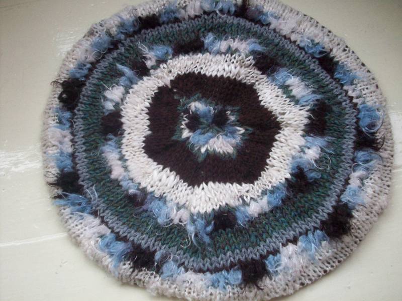 Handgestrickte Baskenmütze in Schokocreme Und Petrol von SpinningStreak