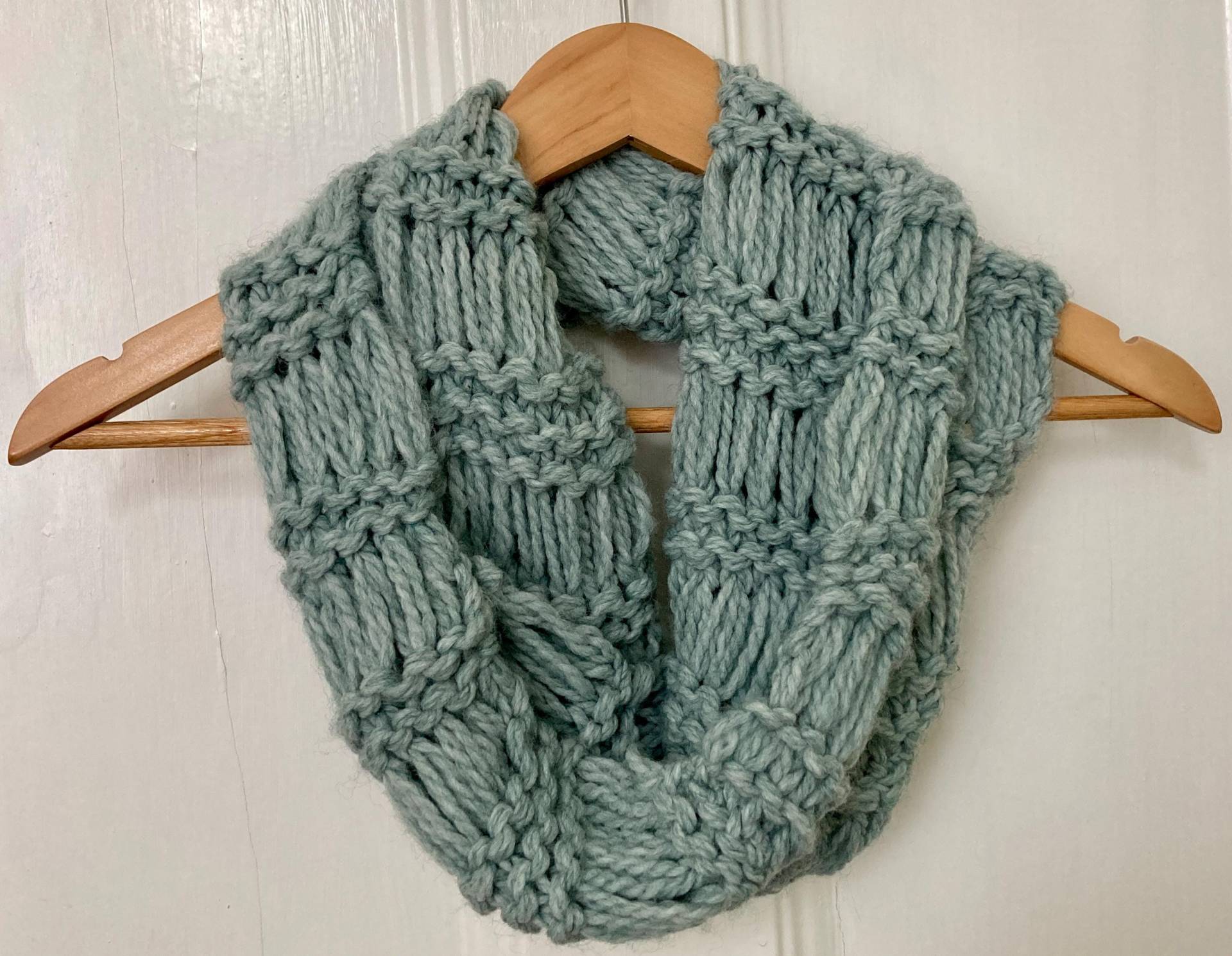 Handgestrickter Unisex Schal/Halswärmer in Hellblau Und Grau von SpinningStreak