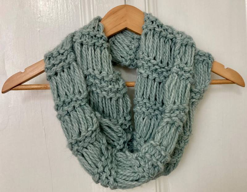 Handgestrickter Unisex Schal/Halswärmer in Hellblau Und Grau von SpinningStreak