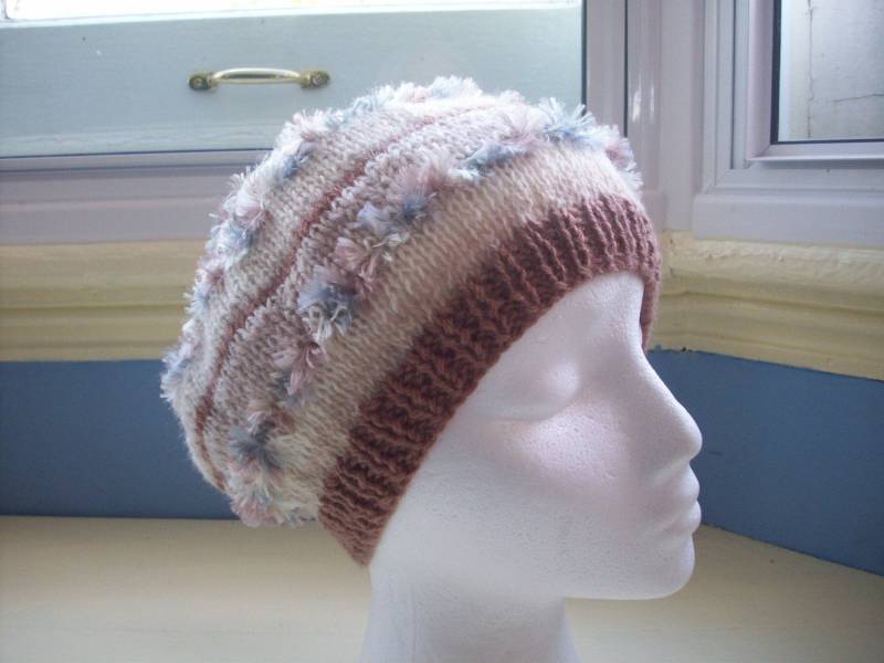 Verrückte Baskenmütze - Handgestrickt Aus Karamell Und Sahne von SpinningStreak