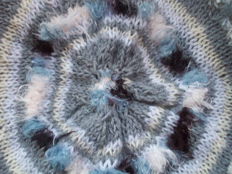 Verrückte Baskenmütze - Handgestrickt in Düsteren Blautönen Und Grauen Eiszapfen von SpinningStreak
