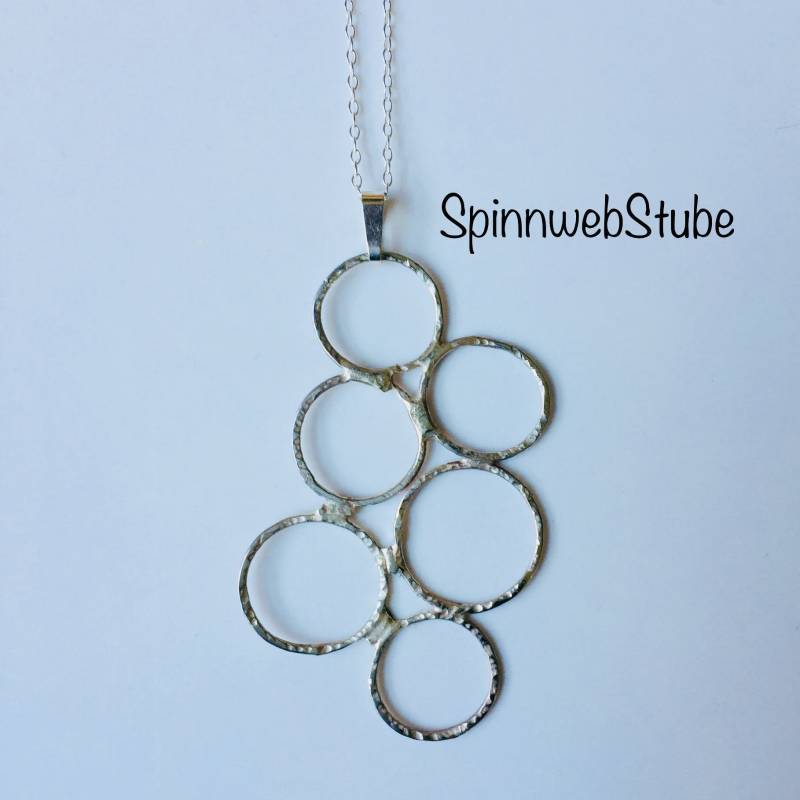 Feine Silberkette Mit Anhänger "Sechs Ringe", Handgeschmiedet von SpinnwebStube