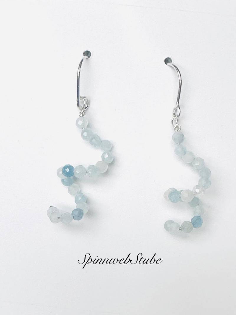 Hängeohrringe „Aquamarinspirale" von SpinnwebStube