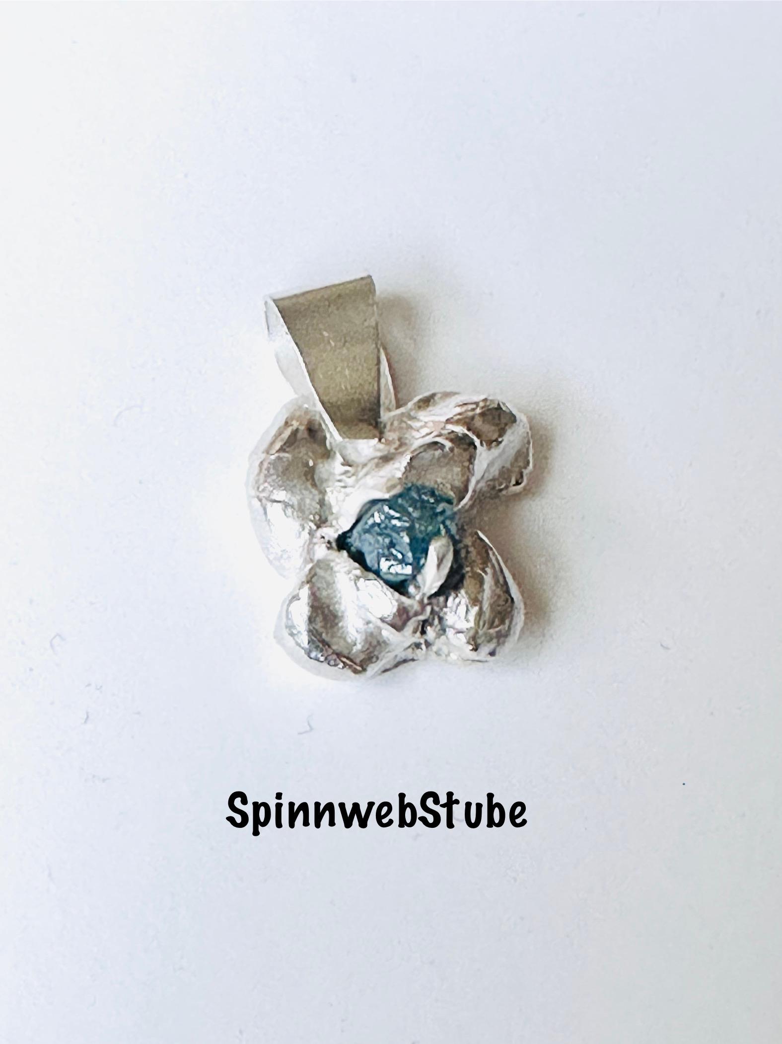 Kettenanhänger „Blauer Rohdiamant" von SpinnwebStube