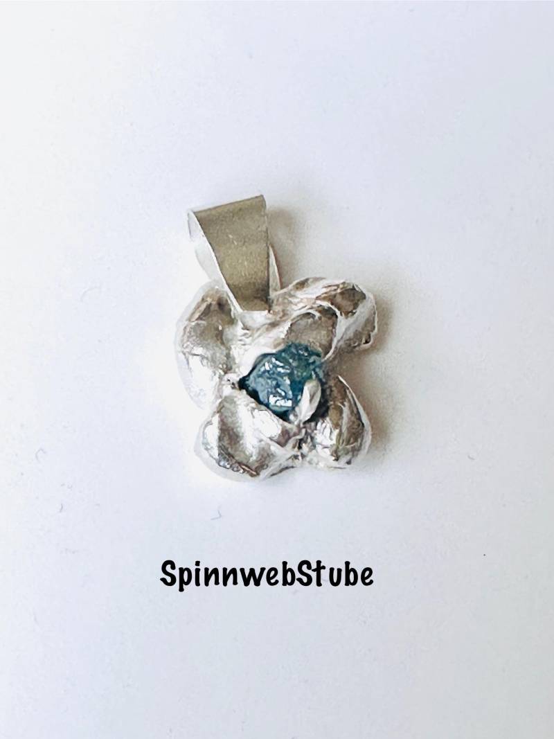 Kettenanhänger „Blauer Rohdiamant" von SpinnwebStube