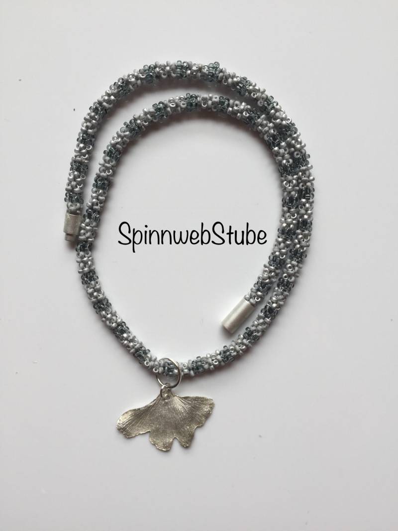 Perlenkette "Kleines Ginkgoblatt" von SpinnwebStube