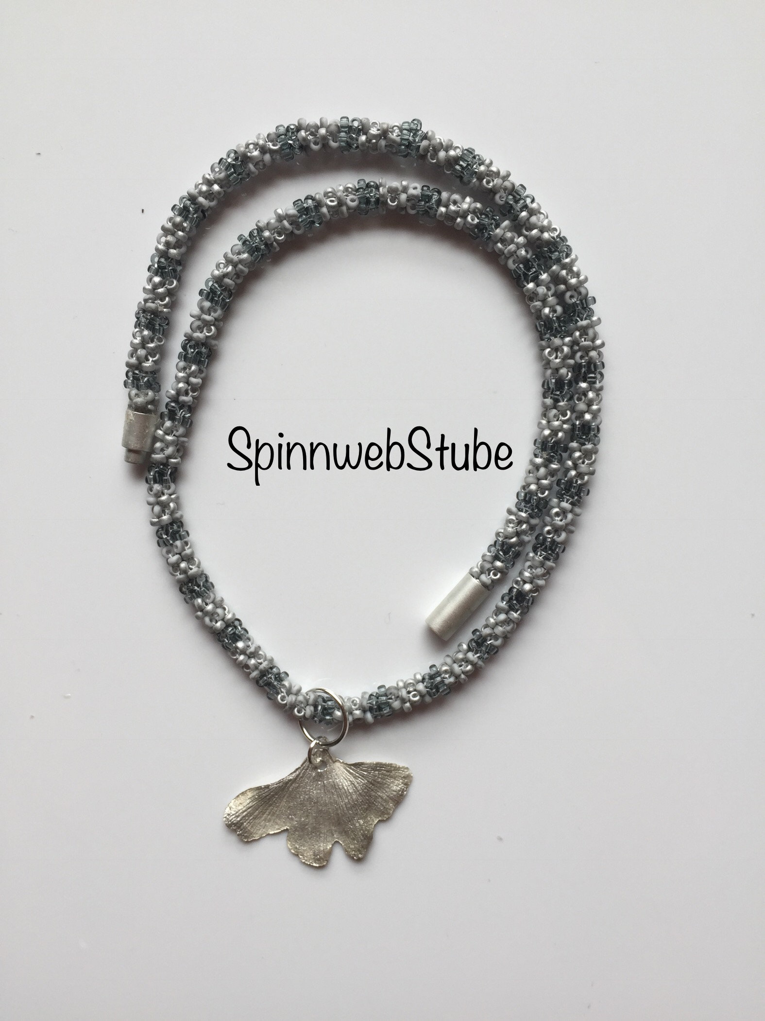 Perlenkette "Kleines Ginkgoblatt" von SpinnwebStube