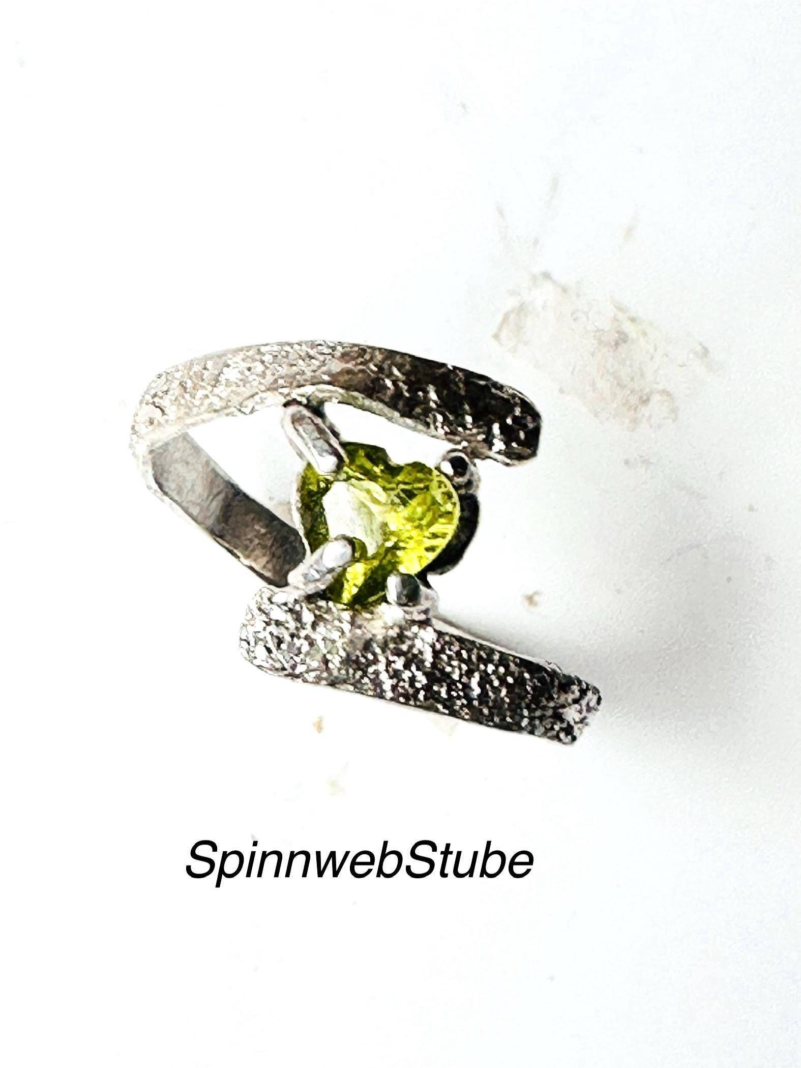 Silberring „Peridot-Herzchen" von SpinnwebStube