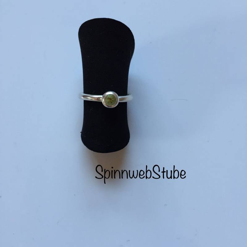Silberring "Grüner Peridot", Handgeschmiedet von SpinnwebStube