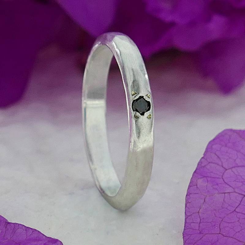 0, 08 Karat Natürlicher Runder Schwarzer Diamant 925 Sterling Silber Stapelring Gehämmert Ring, Diamant Comfort Fit Minimalist Band von SpiraJewels