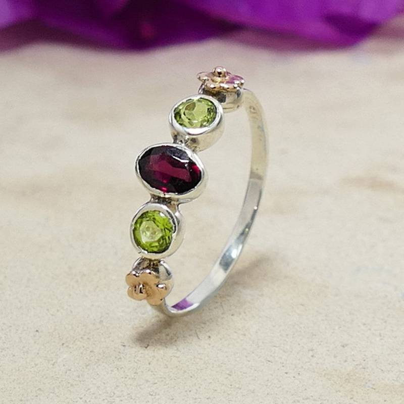 1, 64 Ct Natürliche Rote Granat Und Grün Peridot Edelsteine Zwei Ton 9K Rose Gold 925 Sterling Silber Solitär Mit Akzenten Ring Verlobungsring von SpiraJewels