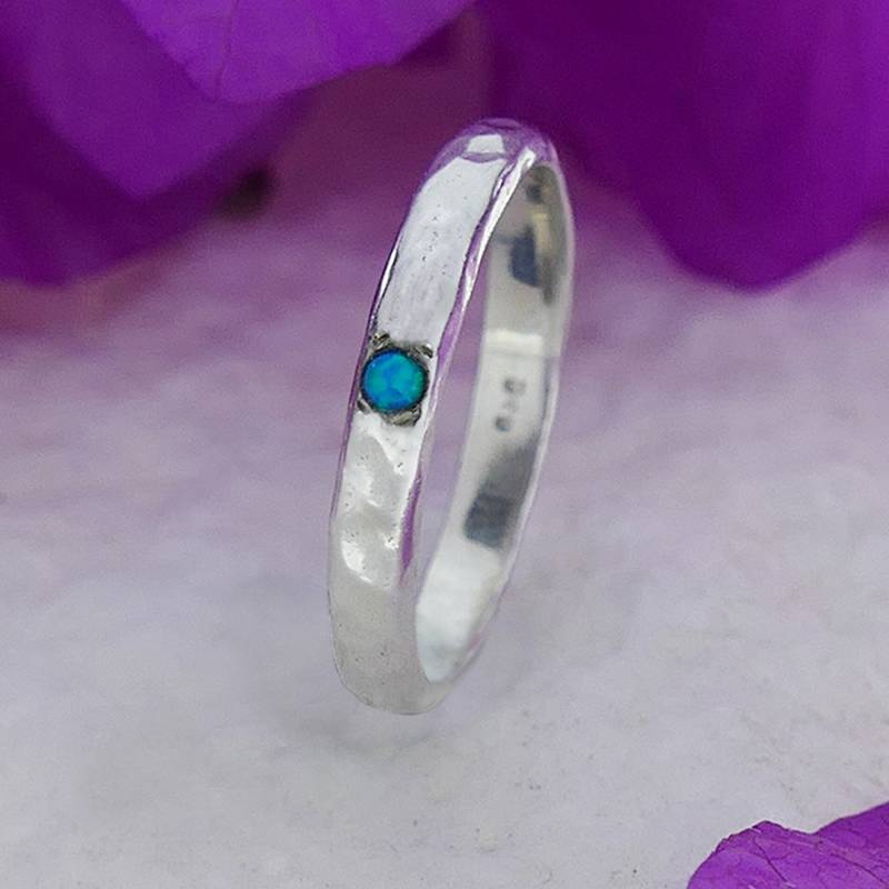 925 Sterling Silber Gehämmert Stapelbarer Ring 0, 03 Karat Blauer Opal Stein Set Fassung, Edelsteinring, Minimalistisch, Geschenk Für Die Frau von SpiraJewels