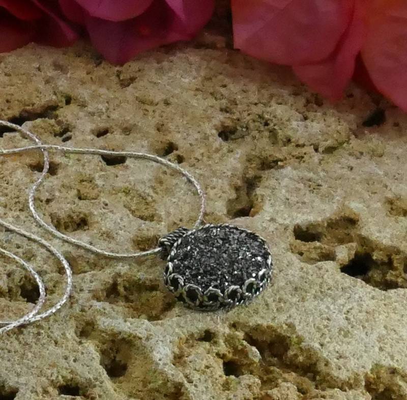 Handgefertigter Druzy Edelstein Anhänger Mit 925 Sterling Silber Kette von SpiraJewels