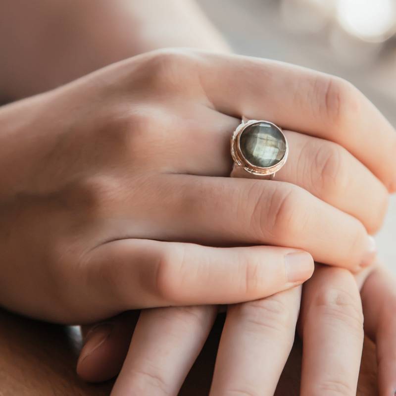 Labradorit Gemischter 5, 8 Karat Natürlicher Grüner Labradorit-Edelstein Zweifarbig Massiv 9 Gelbgold & 925 Sterling Silber Solitärring von SpiraJewels