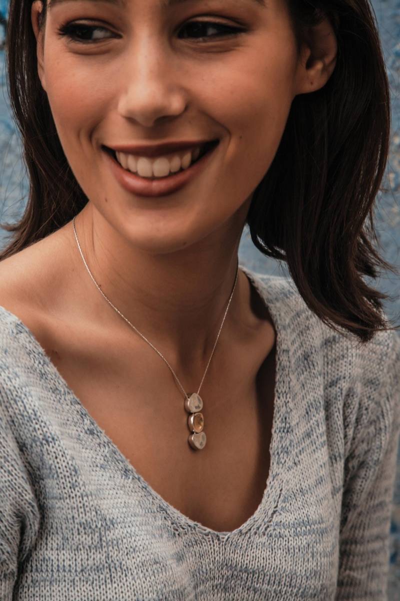 Handgefertigte Zweifarbige Anhänger-Halskette 9K Gelbgold & Sterlingsilber von SpiraJewels