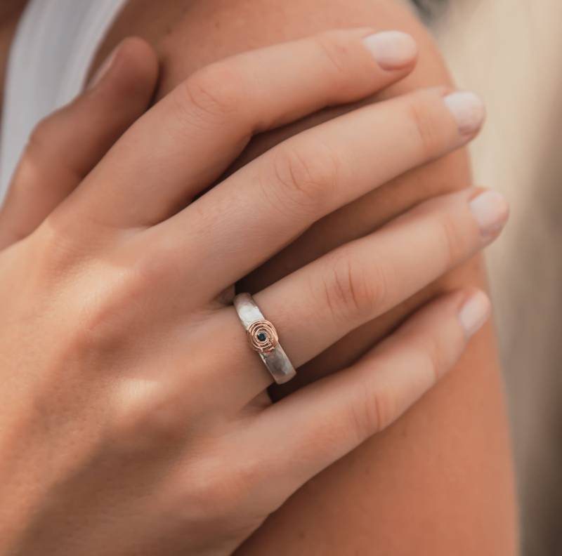 Verlobungsring 0, 08 Karat Natürlicher Runder Blauer Diamant Zwei Ton Solide 9K Roségold Und 925 Sterling Silber Solitär Ring Set Edelstein von SpiraJewels