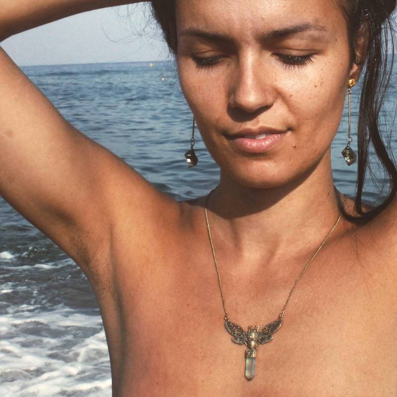 Halskette Mit Mottenflügel-Anhänger Aus Messing Und Kristall, Heilkristall-Fläschchen Engelsflügeln, Statement-Schmuck Im Hippie - Bohème-Stil von SpiralSpiritJewels