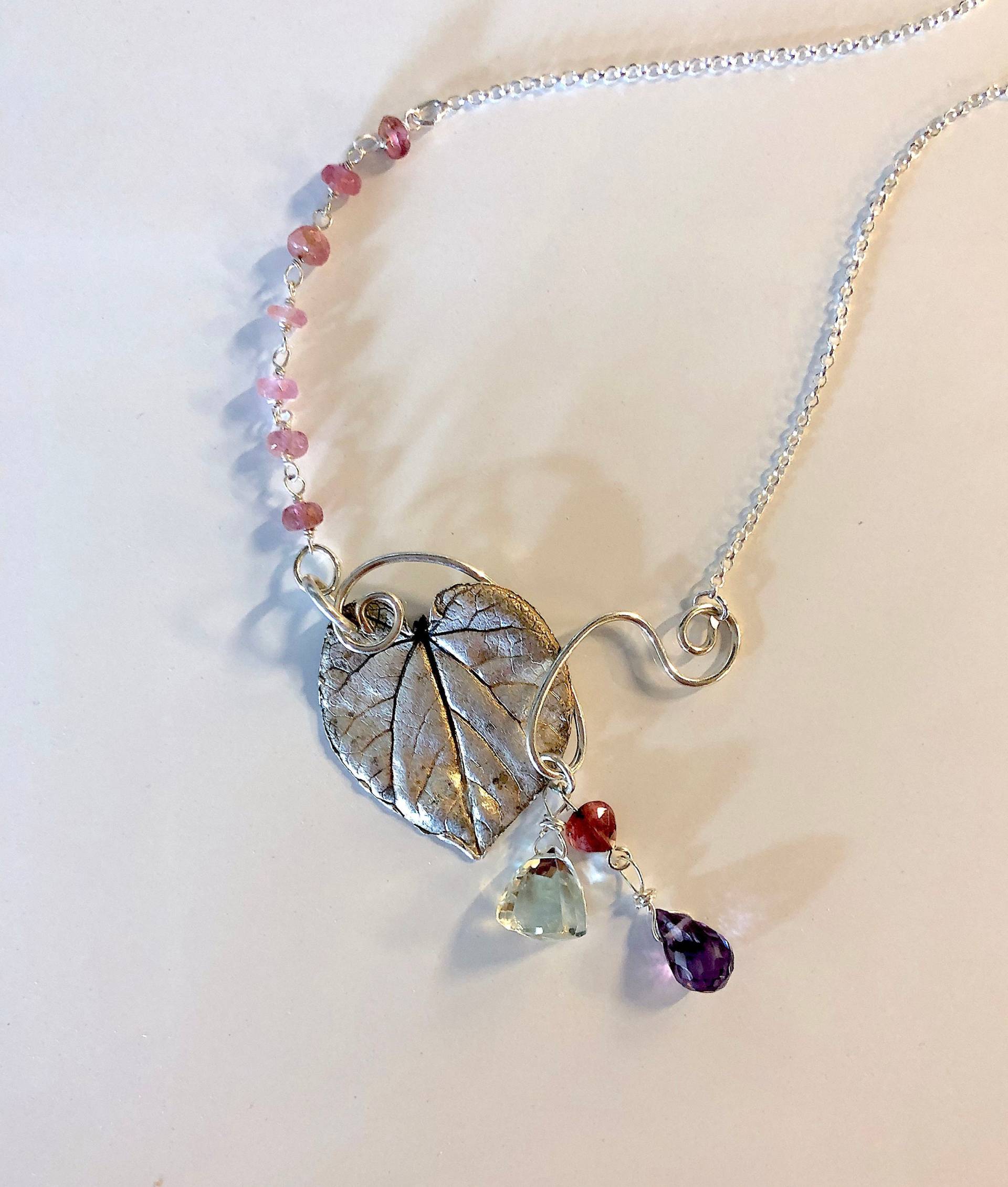 Silbernes Blatt Mit Edelsteinen Leib Eingewickelt von SpiralVineDesigns