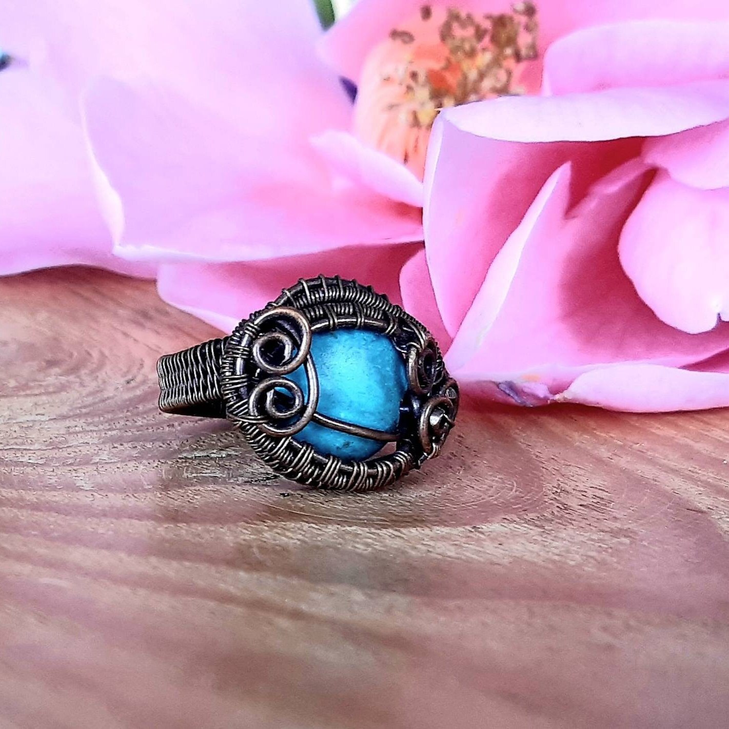 Drahtgewickelter Kupferring, Mit Einem Türkis Edelstein Und Spiralen, Größe N, Ein Einzigartiges Ungewöhnliches Geburtstagsgeschenk Vielleicht von SpiralesDargent