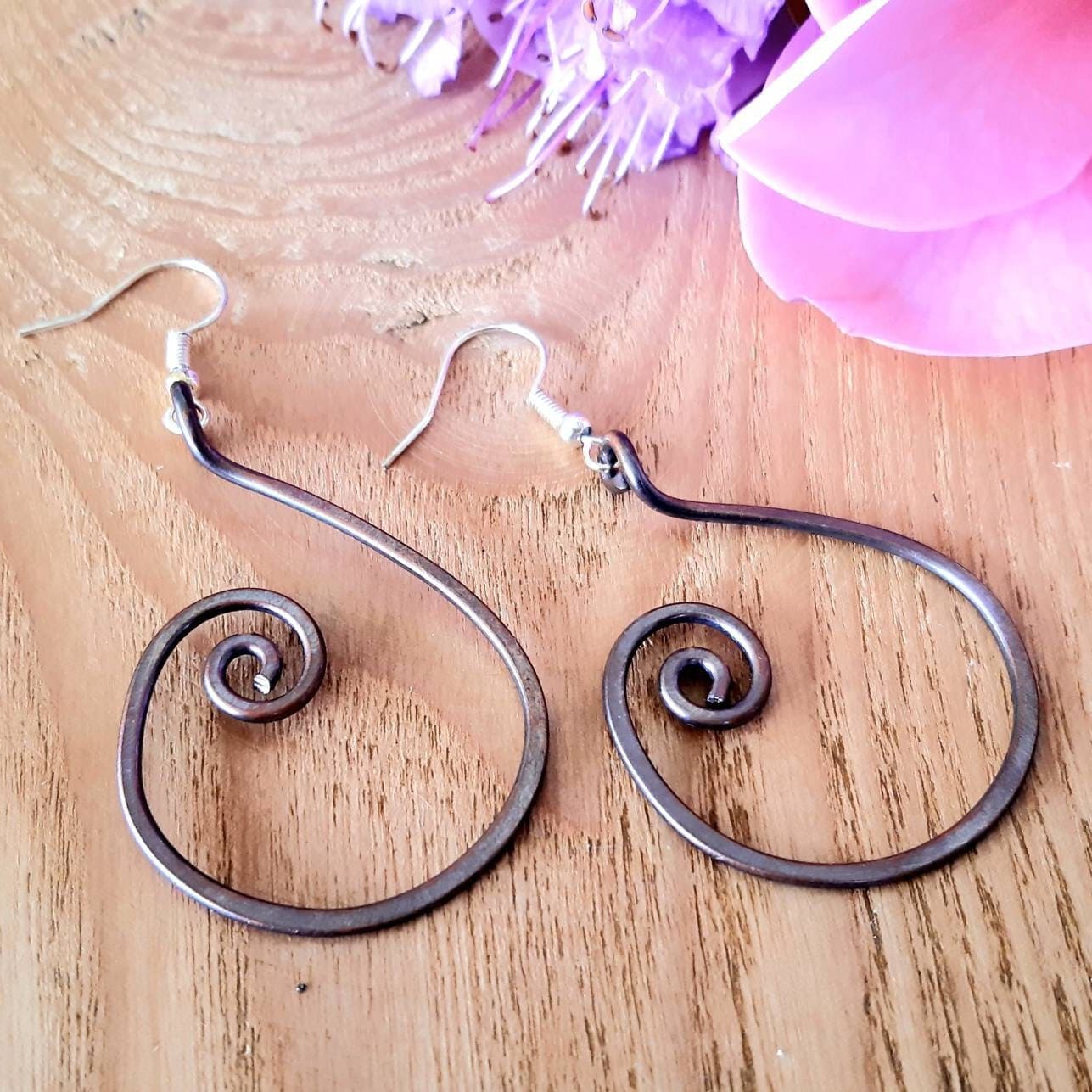Handgefertigte Kupfer Spiralen Ohrringe Rustikaler Boho Schmuck von SpiralesDargent
