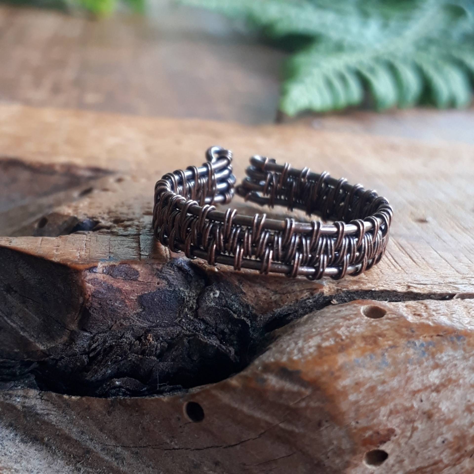 Verstellbarer Pinch-Kupferring, Ein Einfaches Band Mit Einem Komplizierten Drahtgeflecht von SpiralesDargent