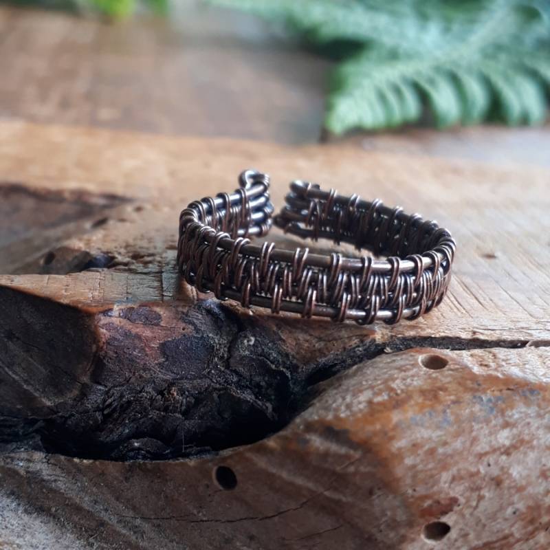 Verstellbarer Pinch-Kupferring, Ein Einfaches Band Mit Einem Komplizierten Drahtgeflecht von SpiralesDargent