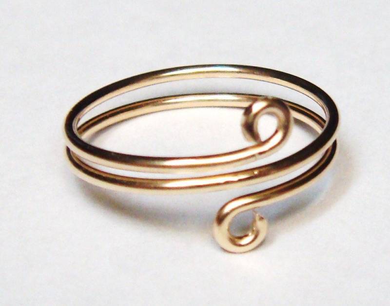 14 K Solid Gold Ring, Zehenring, Draht Gewickelt Zehenring von SpiralsandSpice