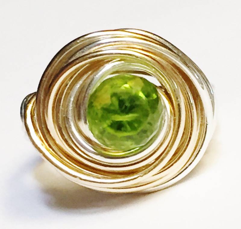 Peridot Ring in Gold Und Silber Passende Ohrringe, Schmuck, August Geburtsstein von SpiralsandSpice