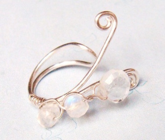 Silber Ohr Manschette, Mondstein April Birthstone. Wickeln, Schmuck, Sterling Edelstein Manschette von SpiralsandSpice