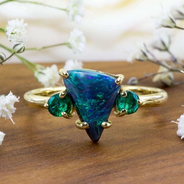 Spirit of Island Gold Ring | Schwarzer Opal & Smaragd von Spirit of Island