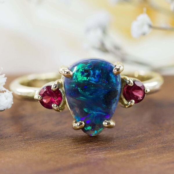 Spirit of Island Gold Ring | Schwarzer Opal & pinker Turmalin von Spirit of Island