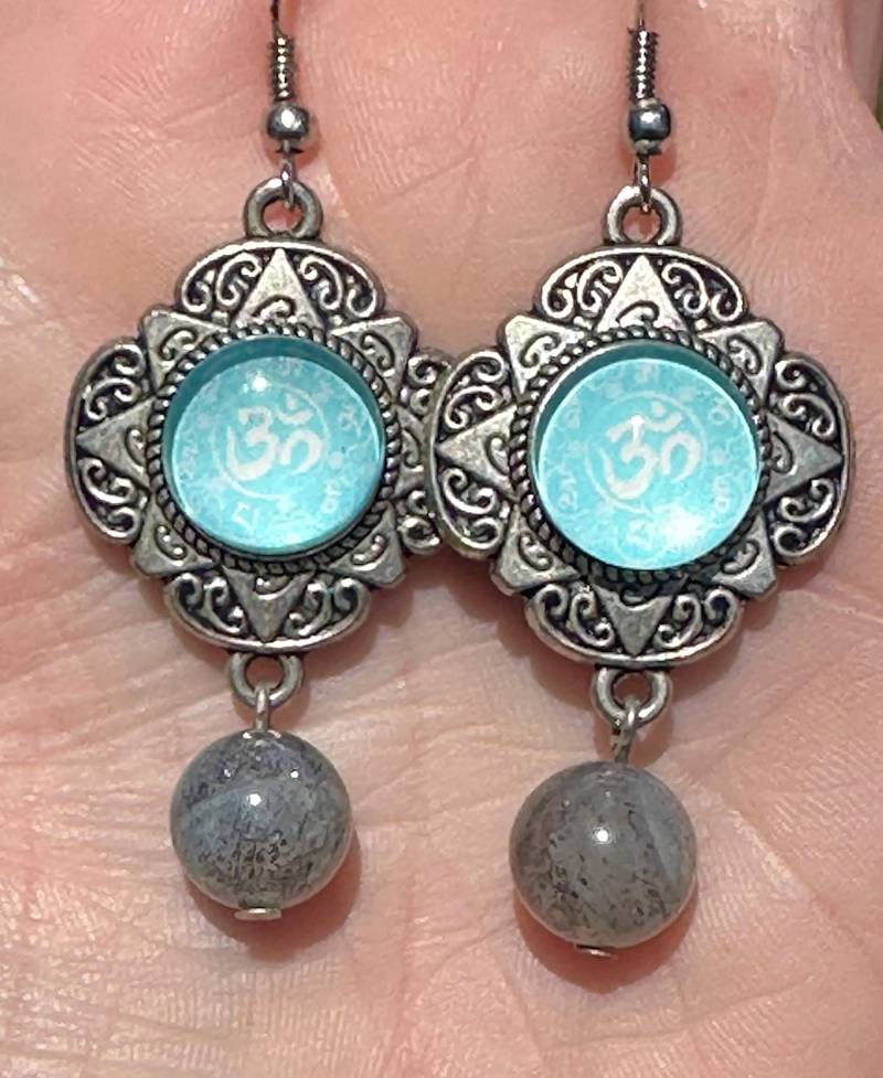 Om Symbol Ohrring Silber Komplizierte Spirituelle Accessoire Blau Cabochon Meditation Schmuck Labradorit Perle Baumeln Kristall Anhänger Yoga von SpiritDichotomy