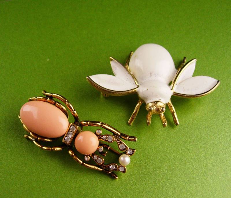 Joan Rivers Käfer Brosche - Vintage Weiße Emaille Biene Pin Insekten Set Fliege Gärtner Geschenk Figural Schmuck Rechtschreibpreis von SpiritManorAntiques