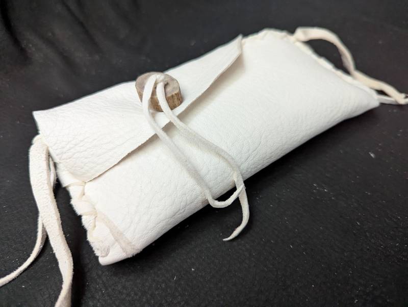 Hirschleder Clutch - Tabakbeutel, Leder Medizintasche, Clutch, Hirschledertasche, Hirschgeweihknopf von SpiritMedicines