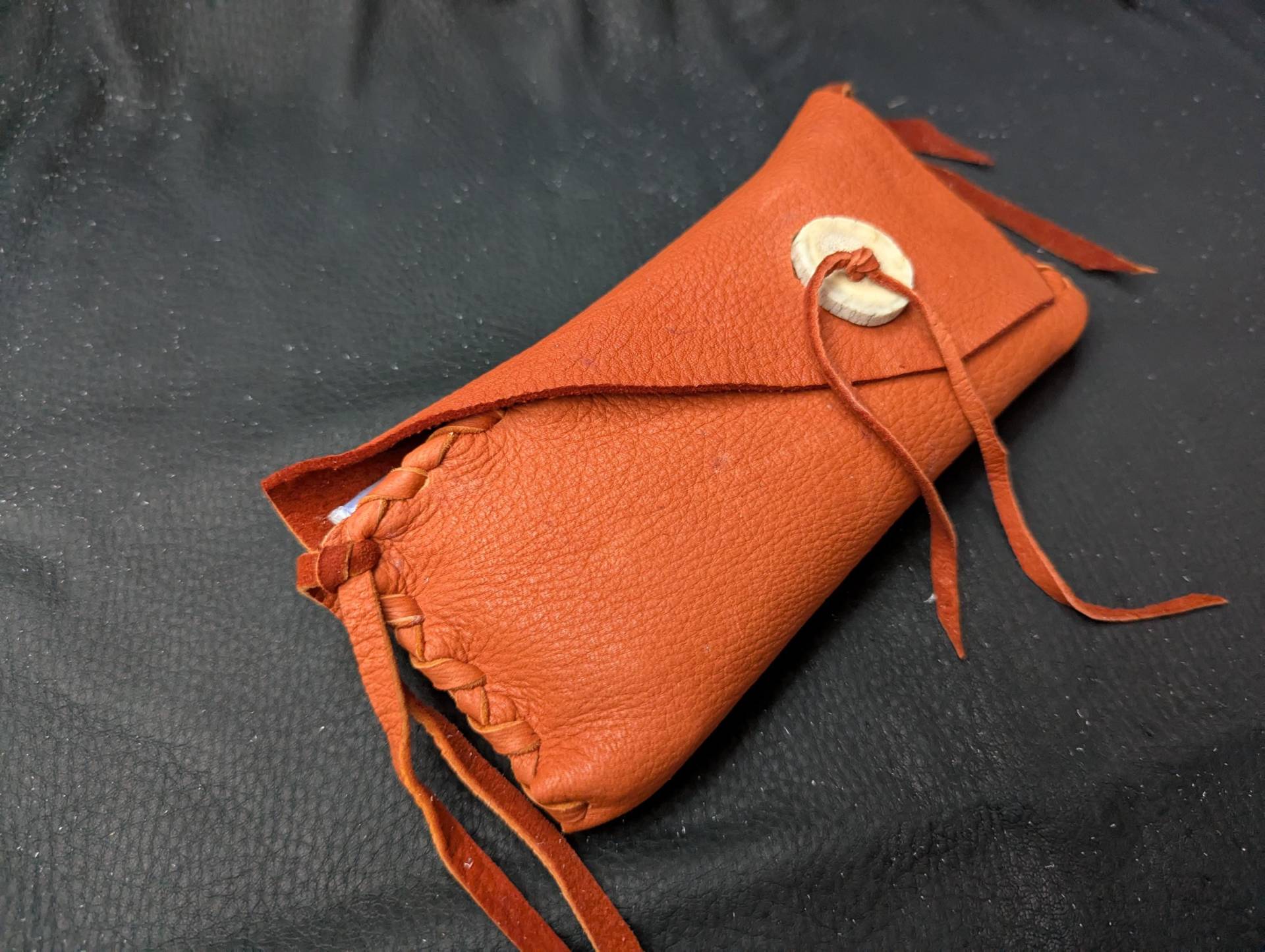 Hirschleder Clutch - Tabakbeutel, Leder Medizintasche, Clutch, Hirschledertasche, Hirschgeweihknopf von SpiritMedicines