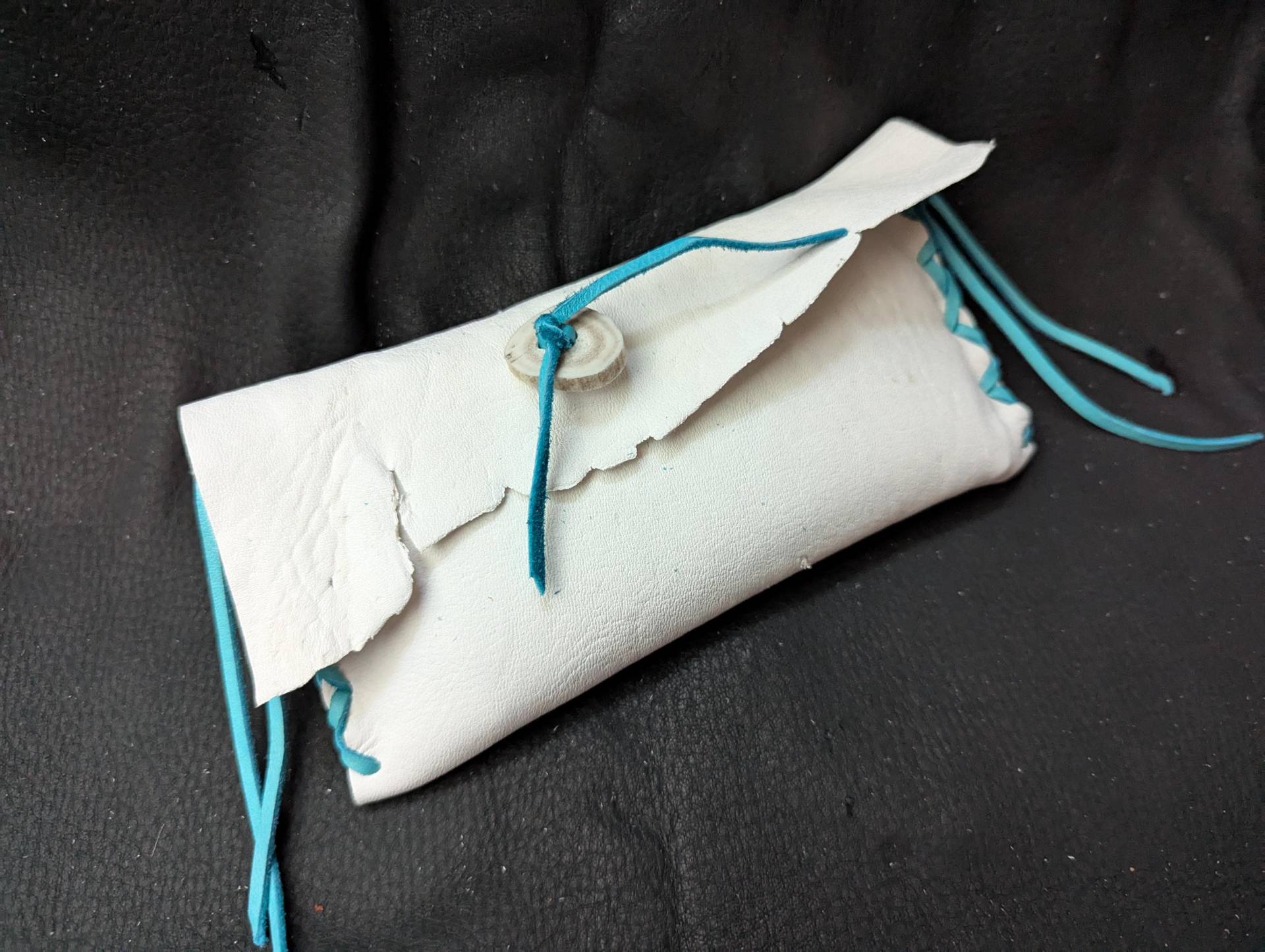 Tabakbeutel Aus Leder - Medizintasche Leder, Lederclutch, Hirschleder, Hirschgeweihknopf, Chanupa von SpiritMedicines